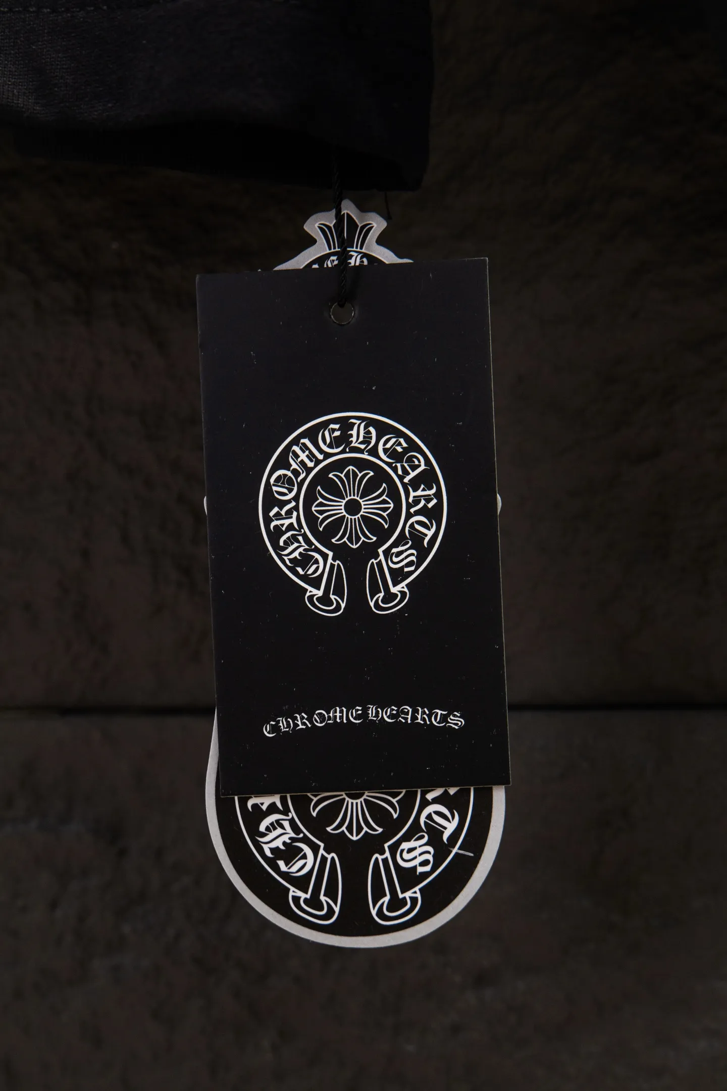 P230 🆕Chrome Hearts os version is really charming and the Crow style is really unique. Each season’s new version is made to the extreme. It is very practical and can be worn casually✔️ - ⚠️100% cotton. It is made of 21 double yarns, 300g weight fabric and imported knitted carded cotton. It has moderate thickness, drape and contour, and the upper body is comfortable! ! It is very tolerant to fat body types and can instantly lose five pounds after wearing it!  Front panel # Back panel Neckline Silicone elements # Imported silicone technology using advanced technology. The body is treated with silicone elements, which greatly increases the interest of the clothing; unique visual effects. After special fraying effect treatment, a unique distressed effect is formed. An irregular hem is added to the version. This year, Crow Heart is focusing on the version. In the past two years, the oversize version has become the focus of the trend. It has also been a popular staple in the past two years. The change of designers has made this brand an instant hit. The progressive fashion of the times also needs the blood impact of fresh elements and trendy designs in order to continue its glory! It’s stylish both inside and outside, a must-have for high street travel! An absolute "eye-catching style" that can match couples 💏 Color: Black White Size: S M L XL